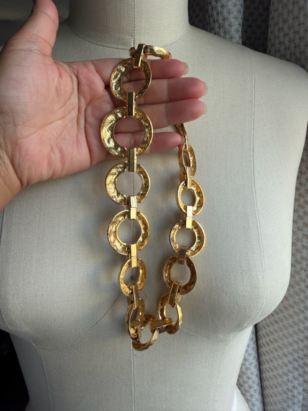 Vintage | Hammered Chunky Textured Gold Link Circle Statement 17.5” Necklace - Picture 6 of 13